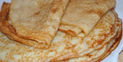 пышные заварные блины с ягодами и сгущенкой