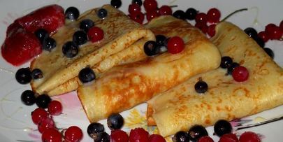 пышные заварные блины с ягодами и сгущенкой