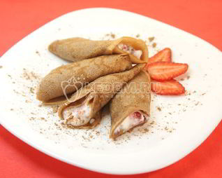 Шоколадные блины с творогом и клубникой