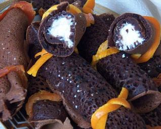 Шоколадные блины с творожной начинкой