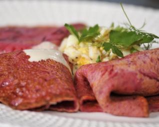 Свекольные блины с копченым судаком