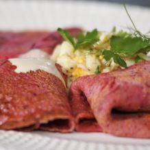 Рецепт Свекольные блины с копченым судаком