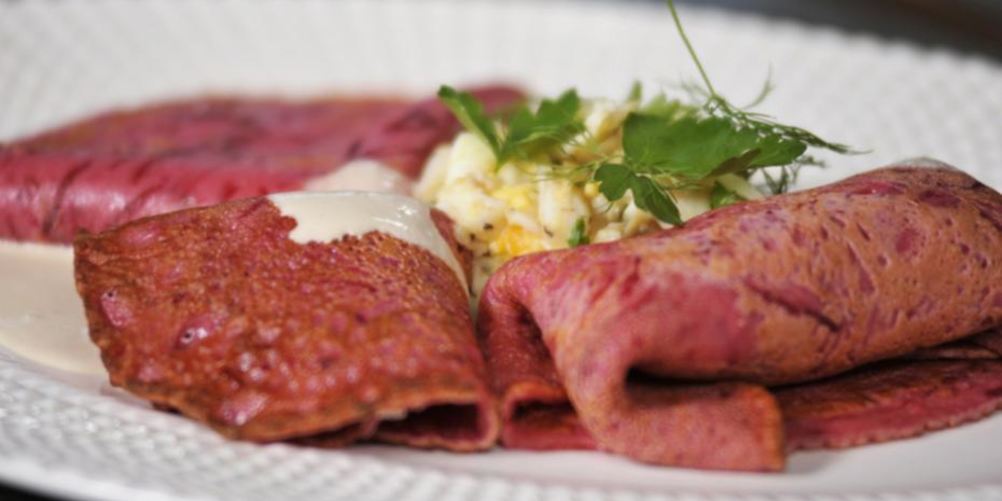 Рецепт свекольные блины с копченым судаком