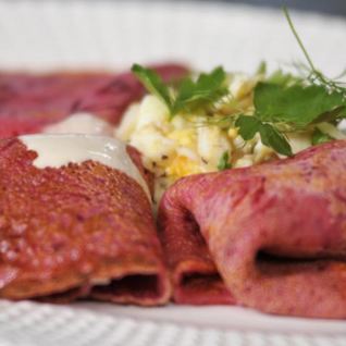 Свекольные блины с копченым судаком