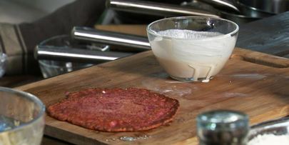 свекольные блины с копченым судаком