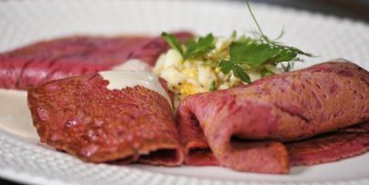 свекольные блины с копченым судаком