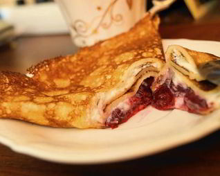 Тонкие блинчики с творогом и вишней