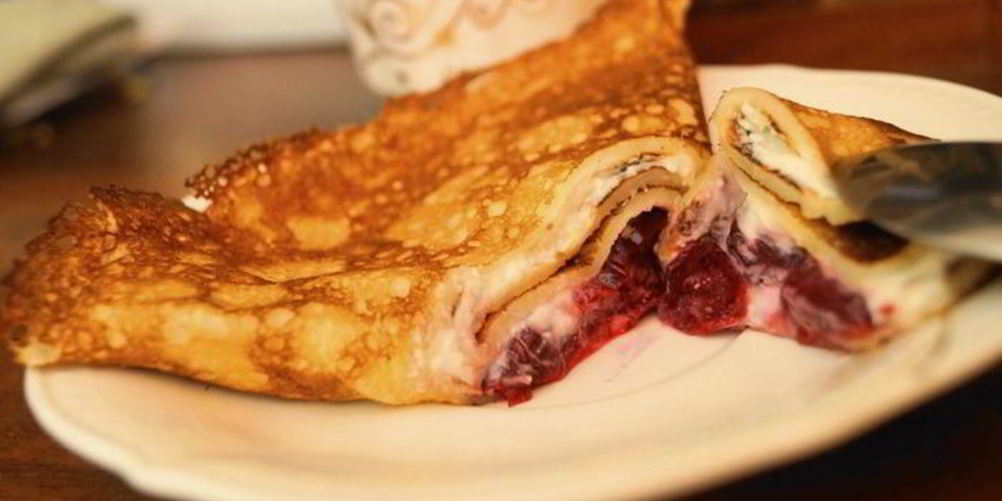 Рецепт тонкие блинчики с творогом и вишней