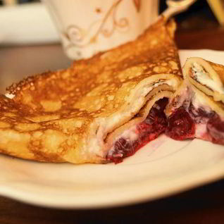 Тонкие блинчики с творогом и вишней