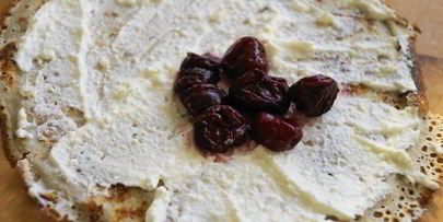 тонкие блинчики с творогом и вишней