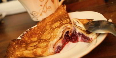 тонкие блинчики с творогом и вишней