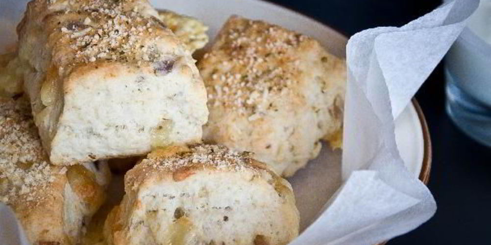 Рецепт булочки c сыром и луком