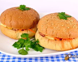 Булочки фаршированные сосисками, помидорами и сыром в микроволновке