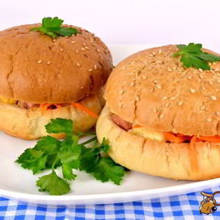 Булочки фаршированные сосисками, помидорами и сыром в микроволновке