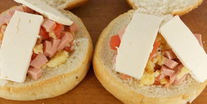 булочки фаршированные сосисками, помидорами и сыром в микроволновке