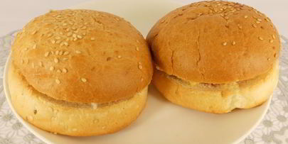 булочки фаршированные сосисками, помидорами и сыром в микроволновке