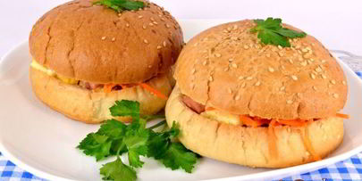 булочки фаршированные сосисками, помидорами и сыром в микроволновке