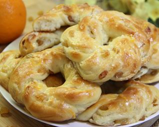 Булочки с изюмом и глазурью