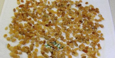 булочки с изюмом и глазурью