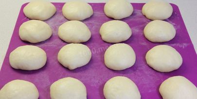 булочки с изюмом и глазурью