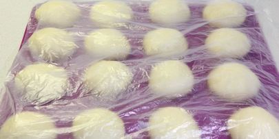 булочки с изюмом и глазурью