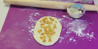 булочки с изюмом и глазурью