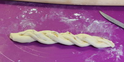 булочки с изюмом и глазурью