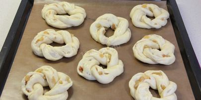 булочки с изюмом и глазурью