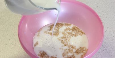 булочки с изюмом и глазурью