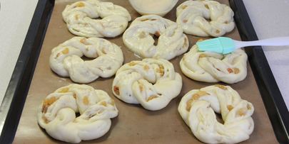 булочки с изюмом и глазурью