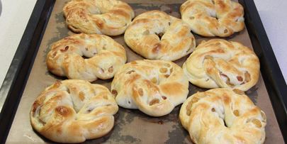 булочки с изюмом и глазурью