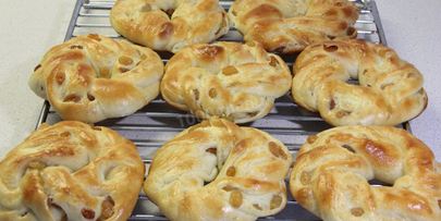 булочки с изюмом и глазурью