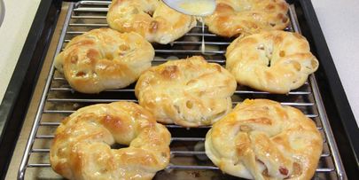 булочки с изюмом и глазурью