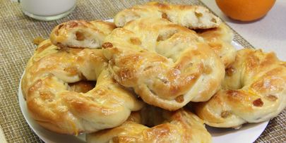 булочки с изюмом и глазурью