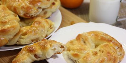 булочки с изюмом и глазурью