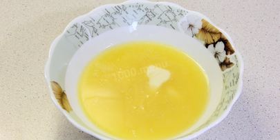 булочки с изюмом и глазурью