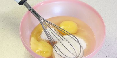 булочки с изюмом и глазурью