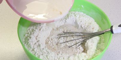 булочки с изюмом и глазурью