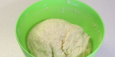 булочки с изюмом и глазурью