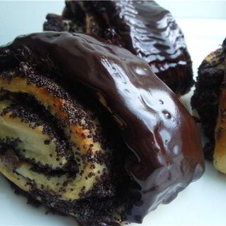 Булочки с изюмом и маком