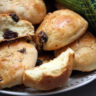 Булочки с изюмом