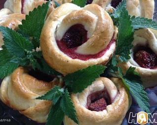 Булочки с клубникой и ревенем