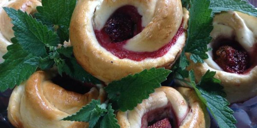 Рецепт булочки с клубникой и ревенем