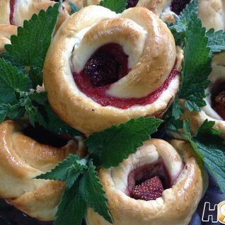 Булочки с клубникой и ревенем