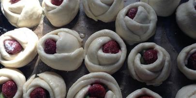 булочки с клубникой и ревенем