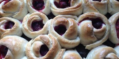 булочки с клубникой и ревенем