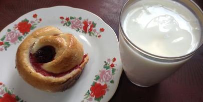 булочки с клубникой и ревенем