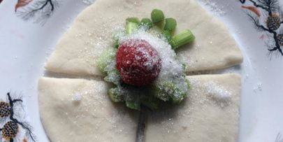 булочки с клубникой и ревенем