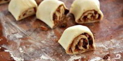 булочки с орехами и изюмом