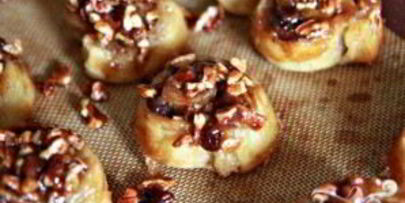 булочки с орехами и изюмом